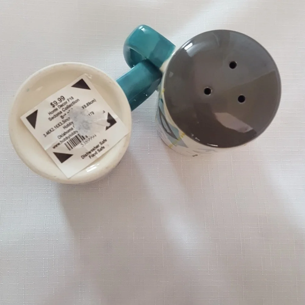 NWT Salt & Pepper Set with Handle